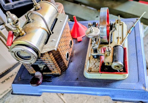 Alte dampfmaschine auf einer - auf,